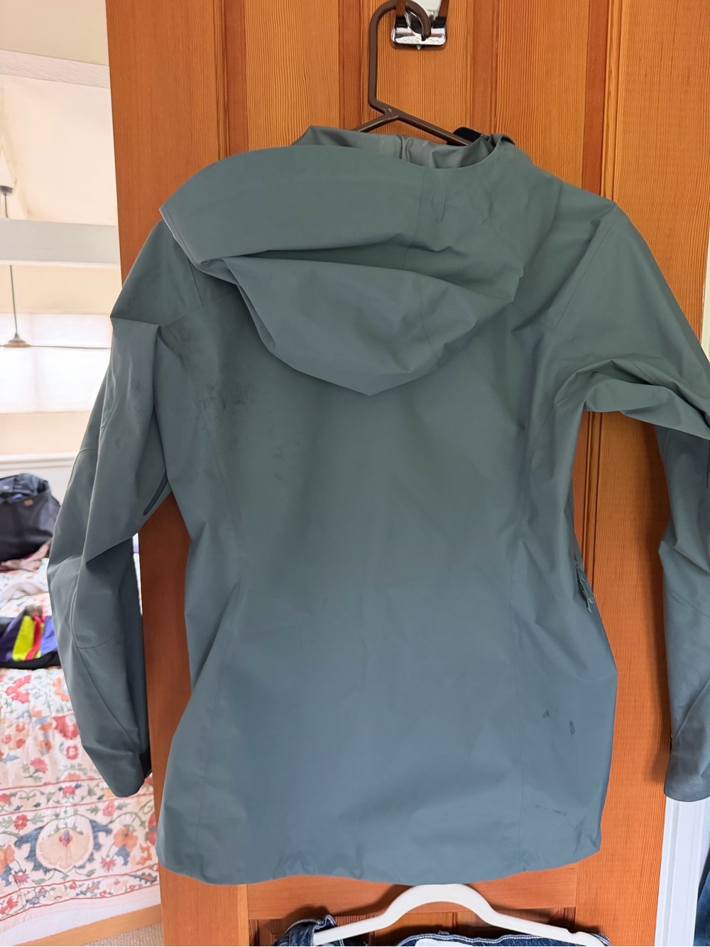 Arc'teryx women’s beta Waterproof Hooded shell  - gray - Picture 5 of 7